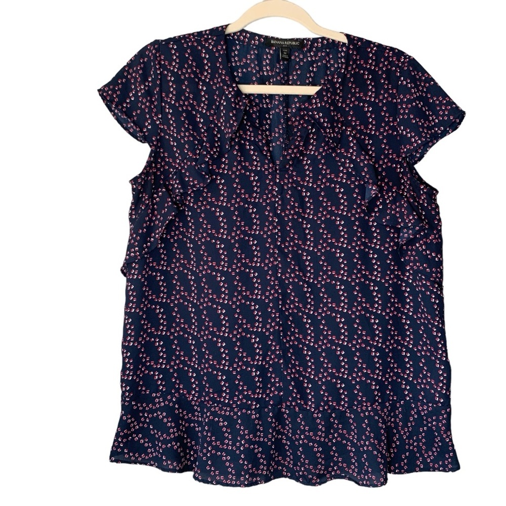 Banana Republic navyโ leaf patterned flutter cap sleeve blouse. Size MP